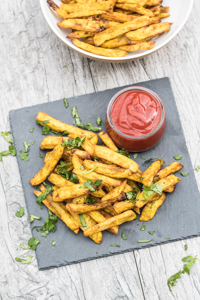 Crispy Baked Curry Fries Recipe, healthy, homemade french fries seasoned with curry - VeganFamilyRecipes.com #healthy #baked 