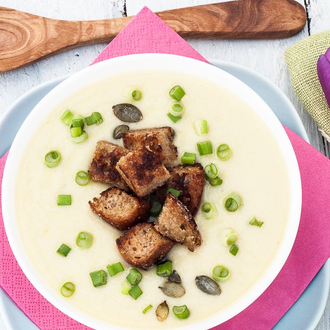 Vegan Potato Leek Soup Recipe with homemade whole wheat croutons and scallions | VeganFamilyRecipes.com | #healthy #potatoes