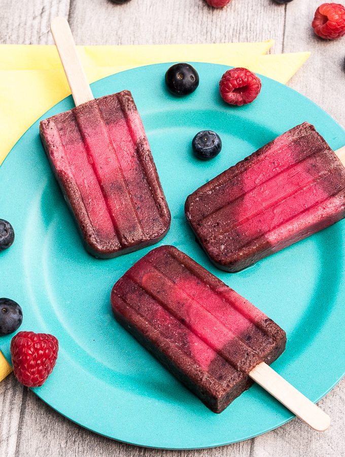 Very Berry Pops // Healthy Blueberry Raspberry Popsicles that are vegan , gluten-free and sugar-free | VeganFamilyRecipes.com | #dairyfree #summer #dessert