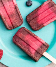 Very Berry Pops // Healthy Blueberry Raspberry Popsicles that are vegan , gluten-free and sugar-free | VeganFamilyRecipes.com | #dairyfree #summer #dessert