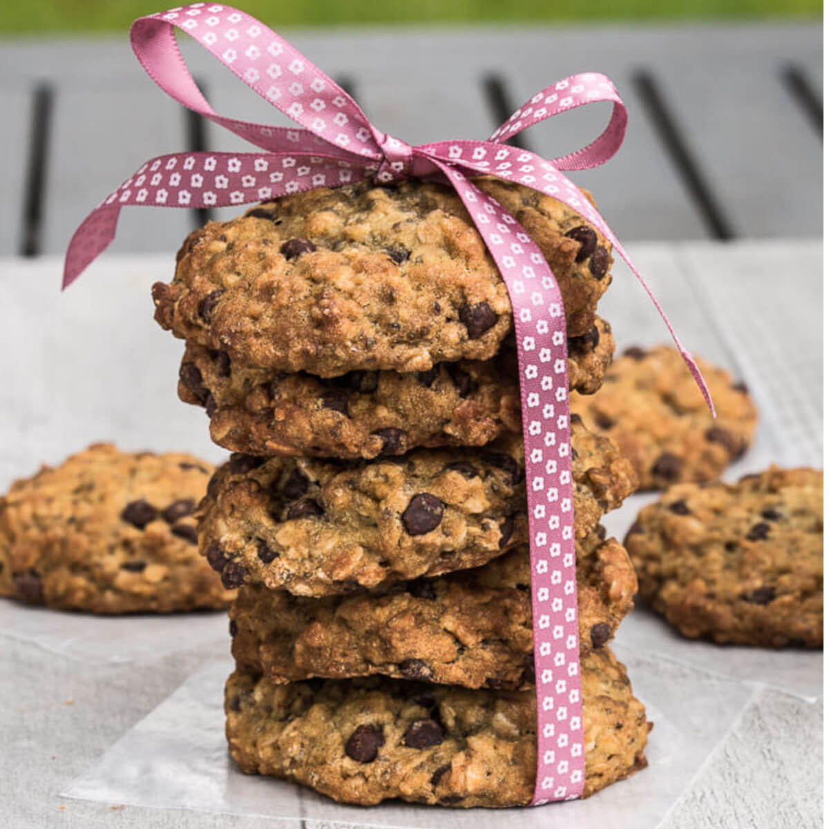 Vegan Chocolate Chip Oatmeal Cookies Recipe /// VeganFamilyRecipes.com /// #dessert #veganism