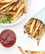 Rosemary Garlic Fries Recipe /// VeganFamilyRecipes.com #crispy #healthy