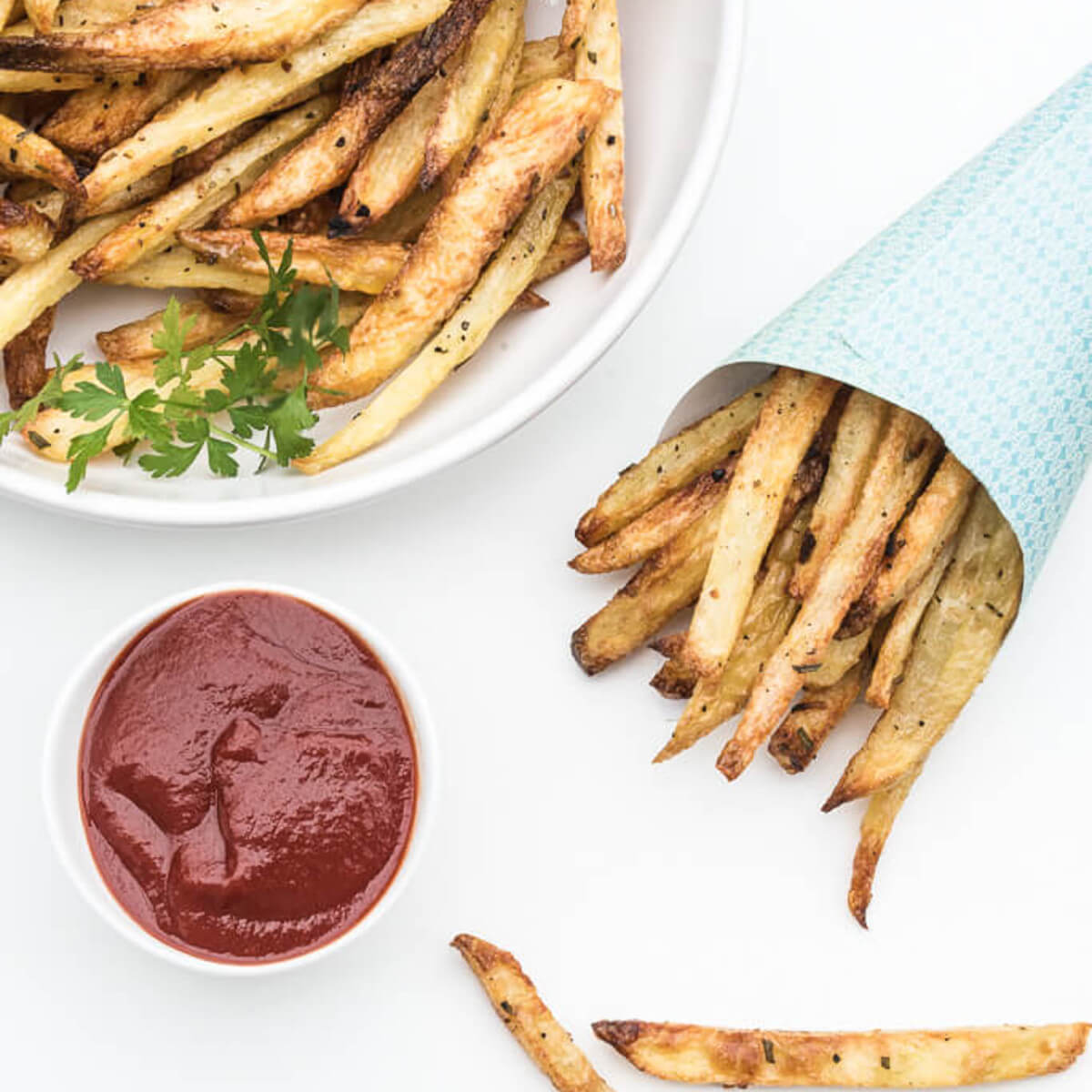 Rosemary Garlic Fries Recipe /// VeganFamilyRecipes.com #crispy #healthy