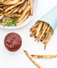 Rosemary Garlic Fries Recipe /// VeganFamilyRecipes.com #crispy #healthy
