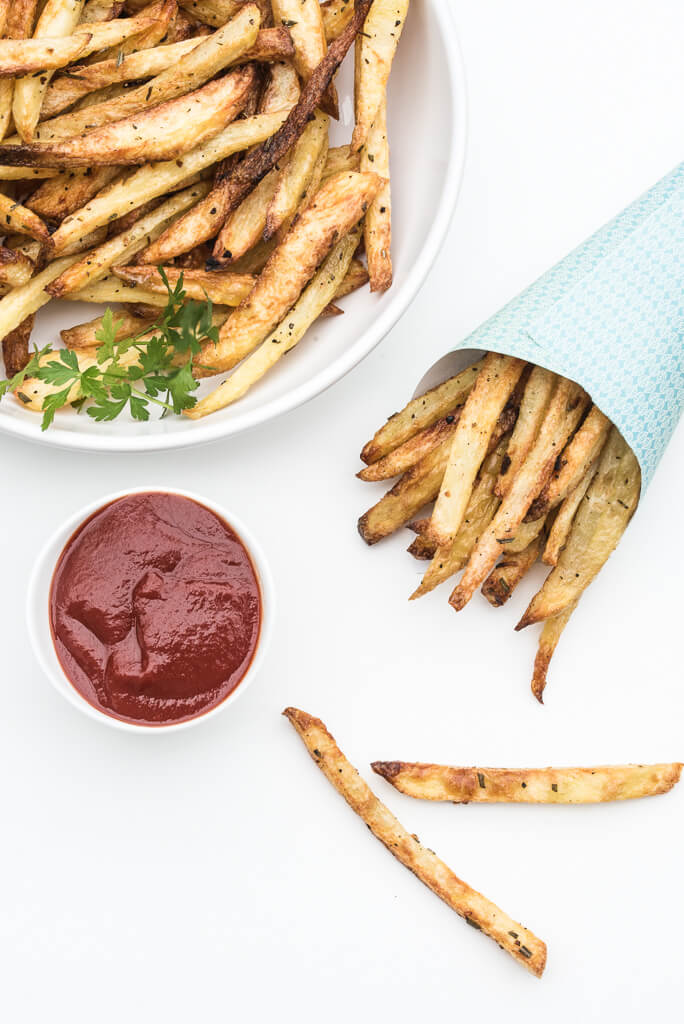 Rosemary Garlic Fries Recipe /// VeganFamilyRecipes.com #crispy #healthy