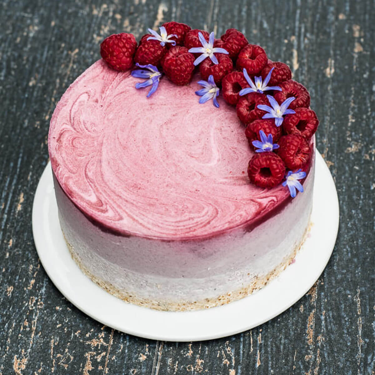 Vegan Raspberry Cheesecake Recipe /// VeganFamilyRecipes.com /// #cleaneating #glutenfree