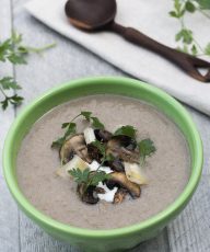 Healthy Mushroom Leek Soup - Vegan Mushroom Leek soup recipe with cauliflower to make creamy. - Vegan Family Recipes #healthy #vegan