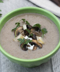 Vegan Mushroom Leek Soup with garlic, thyme, cauliflower, and almond milk. Low calorie, healthy, gluten-free - Vegan Family Recipes #health #lunch