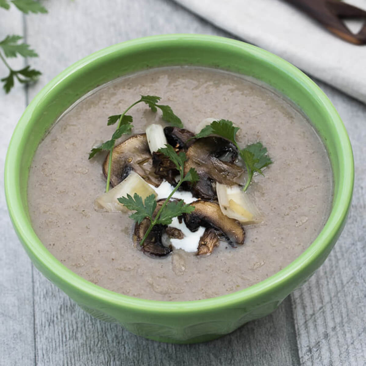 Vegan Mushroom Leek Soup with garlic, thyme, cauliflower, and almond milk. Low calorie, healthy, gluten-free - Vegan Family Recipes #health #lunch