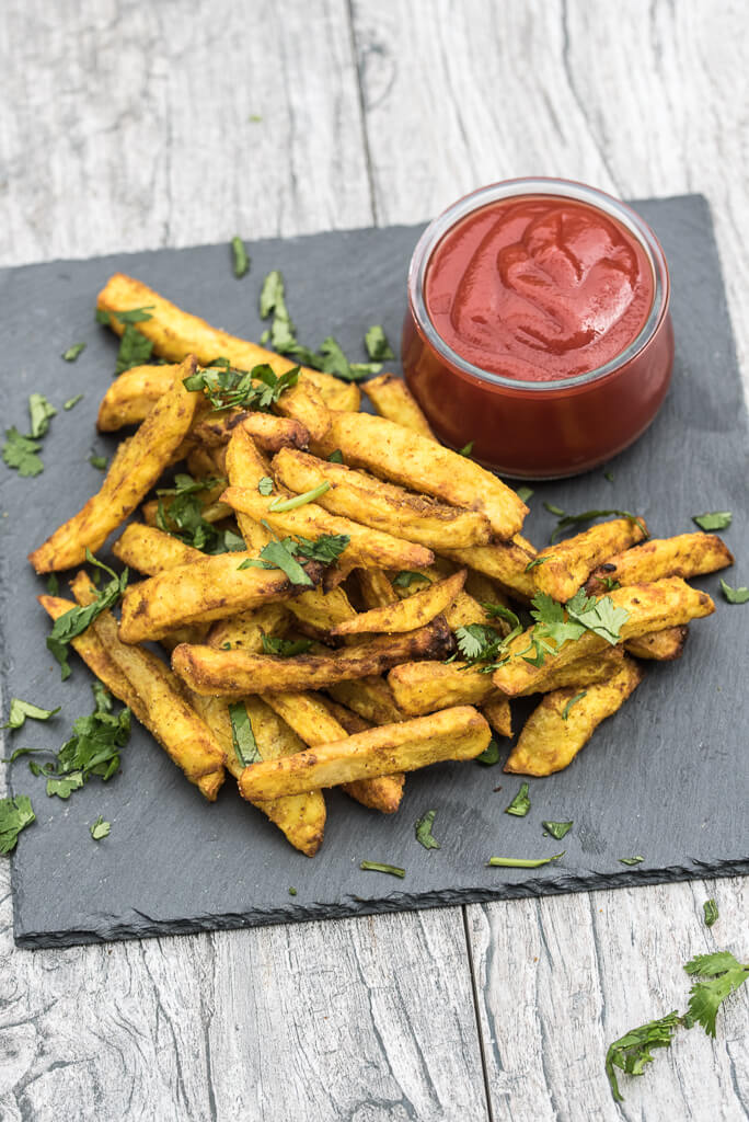 Crispy Baked Curry Fries Recipe, healthy, homemade french fries seasoned with curry - VeganFamilyRecipes.com #healthy #baked