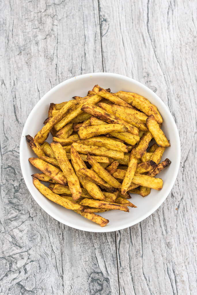 Crispy Baked Curry Fries Recipe, healthy, homemade french fries seasoned with curry - VeganFamilyRecipes.com #healthy #baked