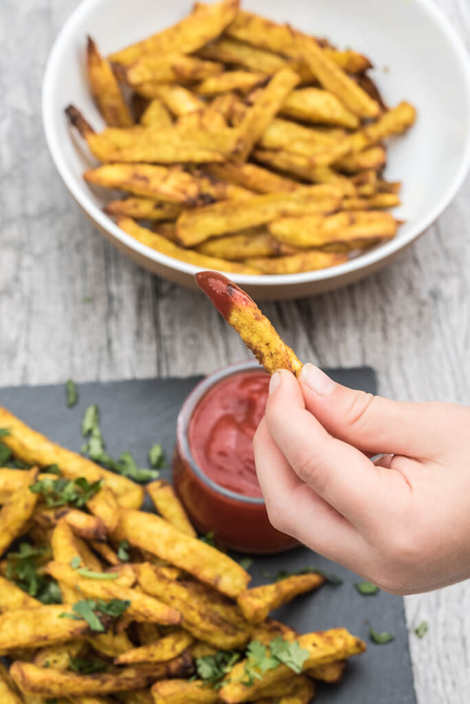 Crispy Baked Curry Fries Recipe, healthy, homemade french fries seasoned with curry - VeganFamilyRecipes.com #healthy #baked