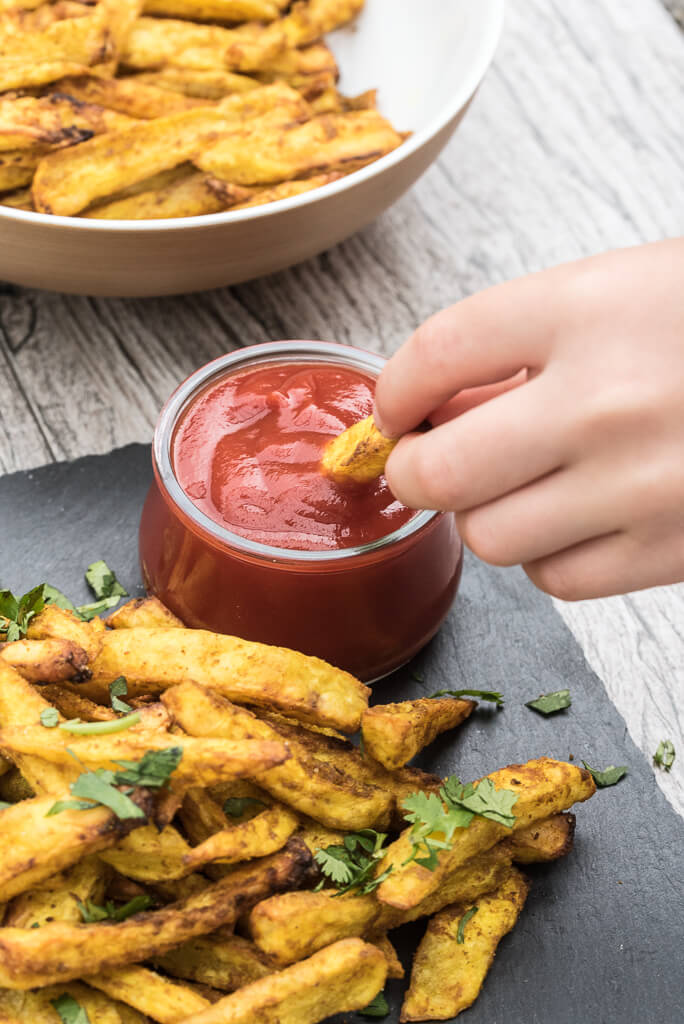 Crispy Baked Curry Fries Recipe, healthy, homemade french fries seasoned with curry - VeganFamilyRecipes.com #healthy #baked