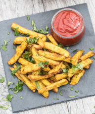 Crispy Baked Curry Fries Recipe, healthy, homemade french fries seasoned with curry - VeganFamilyRecipes.com #healthy #baked