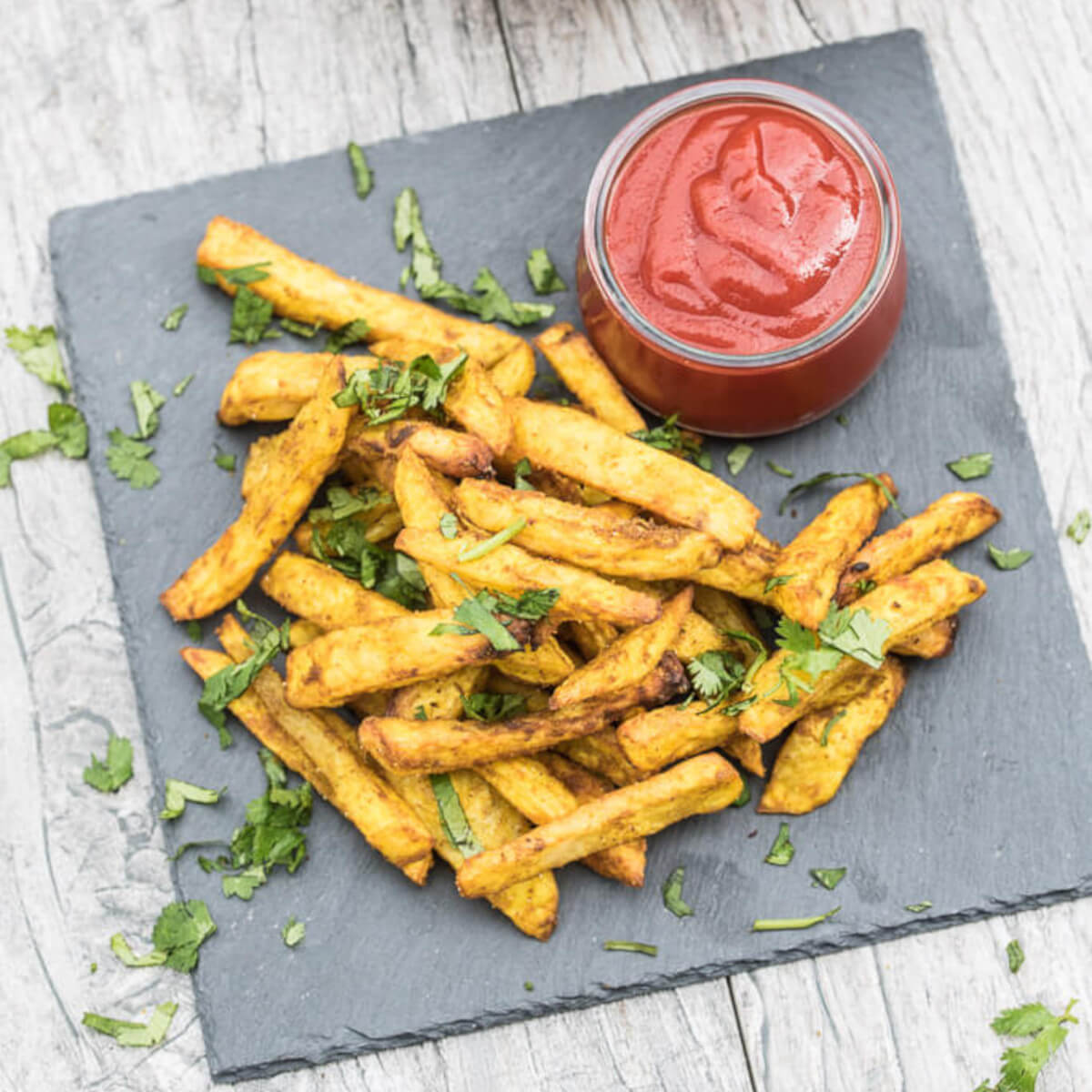 Crispy Baked Curry Fries Recipe, healthy, homemade french fries seasoned with curry - VeganFamilyRecipes.com #healthy #baked